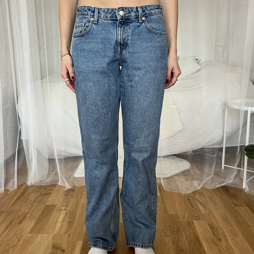 Snygga jeans från weekday i modellen arrow, som jag säljer då dem tyvärr inte passar längre. Jeans & Byxor.