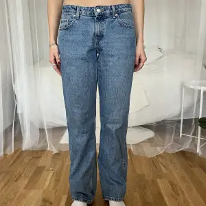 Snygga jeans från weekday i modellen arrow, som jag säljer då dem tyvärr inte passar längre