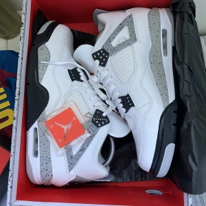 Air Jordan 4 Retro OG - Jag fick de present säljer de för jag behöver behöver pengar, helt oanvända och i bra skick. 