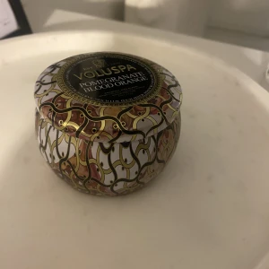 Doftljus  - Doftljus från Voluspa. Doft: pomegranate blood orange. Doftar jättegott💓använd lite 