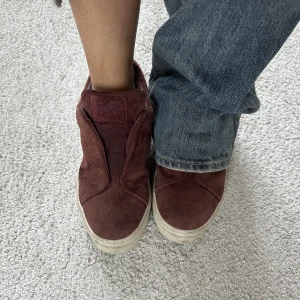 EYTYS SKOR - Säljer ett par vinröda, nästan oanvända, eytys sneakers som är så snygga!! 💗💗💗lite slitna i bak