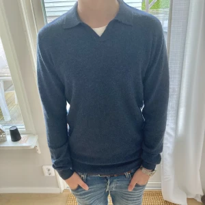 John henric kashmir tröja - Säljer nu en knappt använd kashmir tröja från john henric.  Storlek: S Vårat pris: 899 Nypris: 1600 10% kashmir