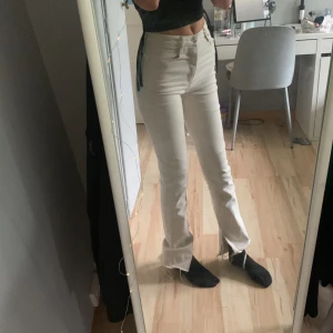 Högmidjade bootcut jeans - Haft i ett år har aldrig använt 