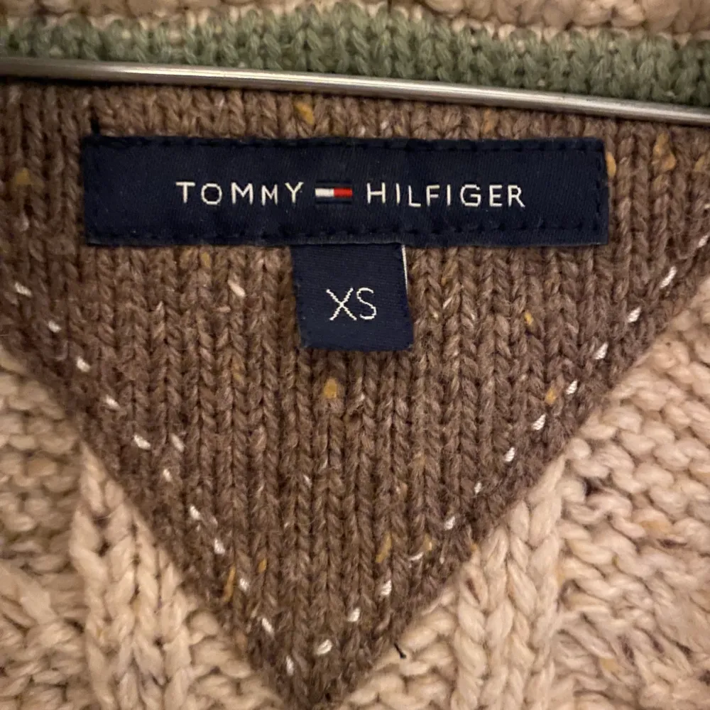 Stickad kofta från Tommy Hilfiger i storlek XS.. Tröjor & Koftor.