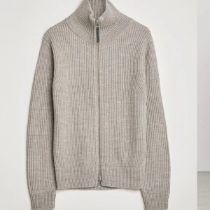 Tiger of Sweden tröja - En tiger of Sweden cardigan som är väldigt lite använd. Har inte hunnit ta egna bilder men kan skicka bilder. Förra köparen var oseriös så försöker igen.