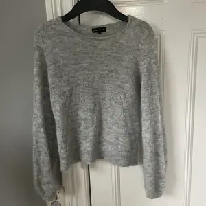Säljer den här gråa stickade tröjan som är köpt från Sellpy men som inte kommer till användning. Tröjans märke är STOCKHOLM och den är gjord av finare material. Så snygg att ha nu till hösten!💕
