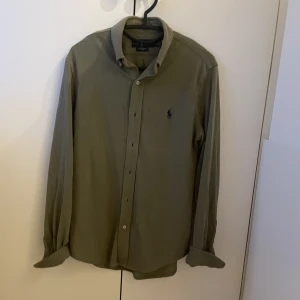 Ralph lauren skjorta - Säljer en skjorta från Ralph lauren. Storlek s! Nyskick! Hör av er för fler bilder eller andra funderingar. OBS! Vid köp av fler skjortor från min sida kostar det 300kr/st