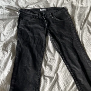Lee jeans - Skitsnygga svarta lee jeans. Som nya. Lågmidjade och slim/bootcut i benen. nypris 600. Säljer då de inte är min stil.