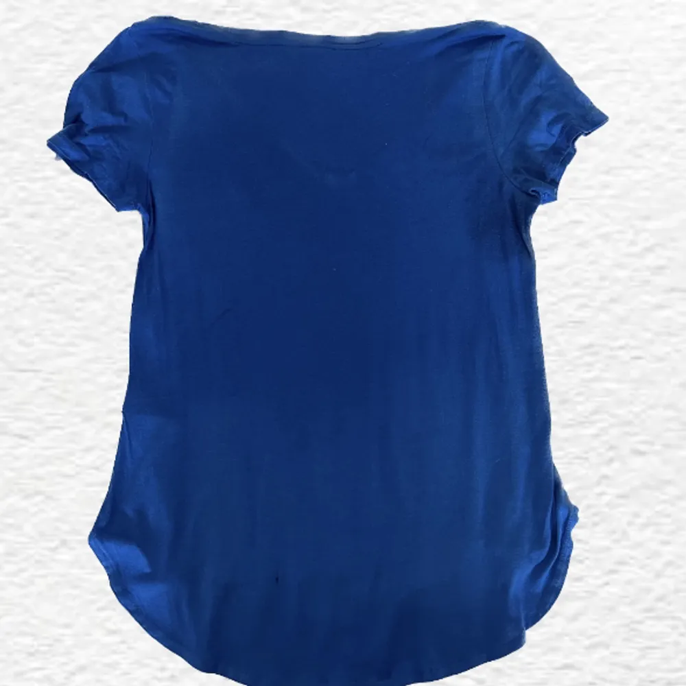 Havsblå v ringad t- shirt✨Mjuk och bekväm✨. T-shirts.