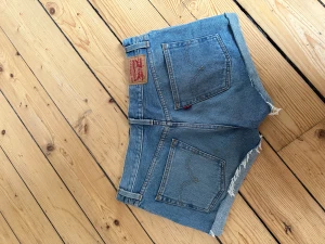 Shorts, kjol - Shorts från Levis passar 36/38 Shorts från monki passar 38/40 Kjol från Gina tricot passar 34/36 150 för Levis shorts 100kr för kjol och svarta shorts 