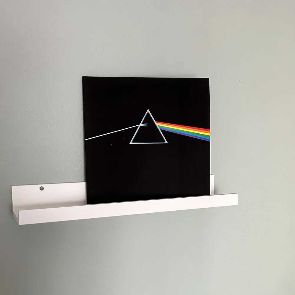 Säljer min Dark Side of The Moon vinyl för att den inte kommer till användning. Köpt för 299kr och aldrig använd 💞💞Dem två klistermärkena ingår också (kommer även damma av vinylen innan den skickas 💓💓). Accessoarer.