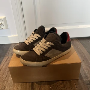 Zadig Skor - Säljer nu dem här Zadiga & Voltaire skorna. Dem är i fint skick och orginal låda ingår. Dem är i storlek 41. Pris kan diskuteras!