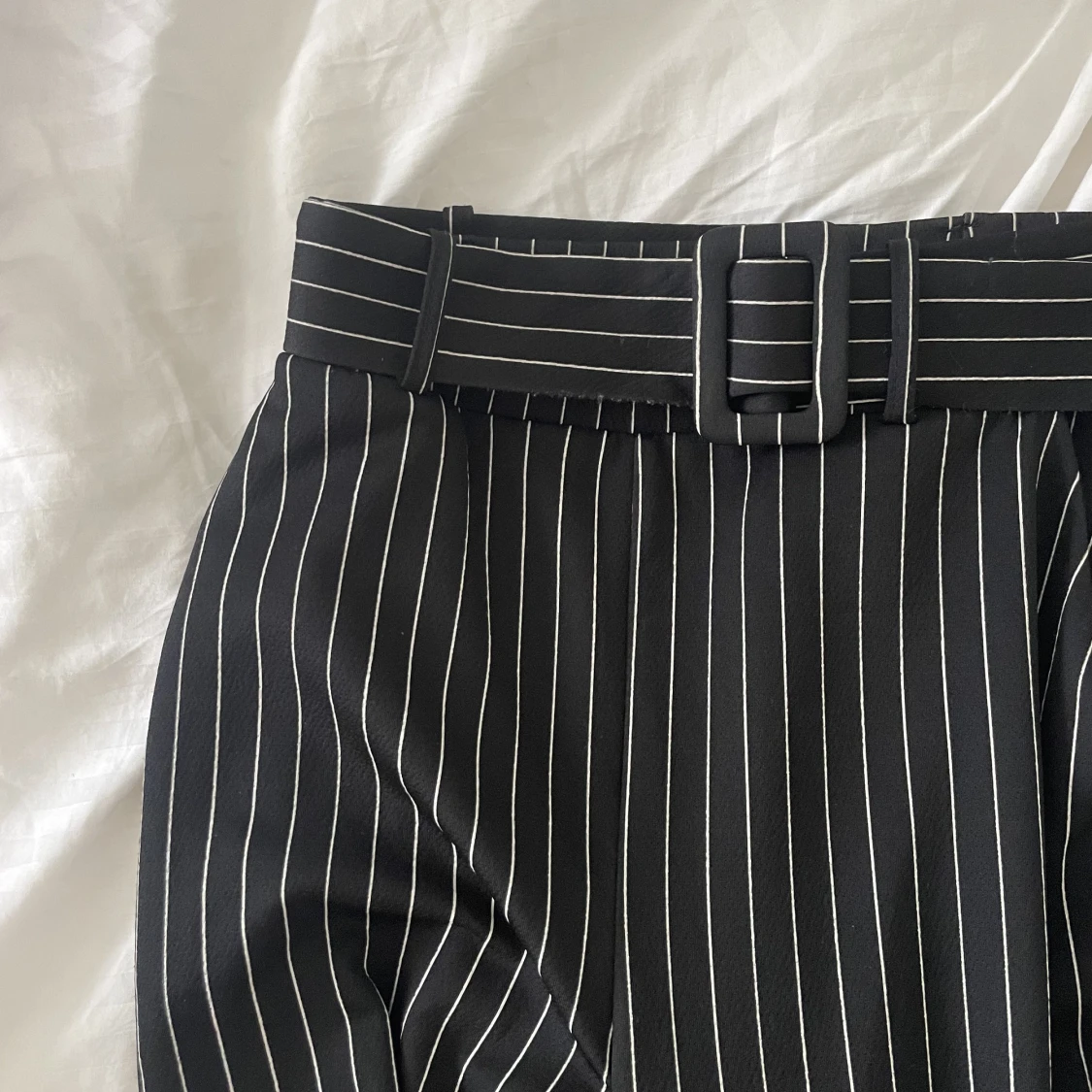 Randiga kostymbyxor med bälte - 90