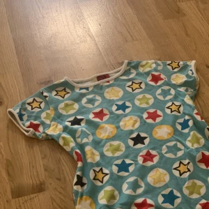 söt topp - Söt baby-tee, barnstorlek men passar xs🫶 Köpt på second hand men nästan aldrig använd!