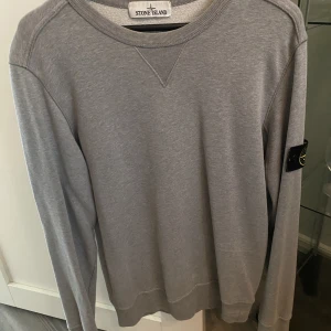 Stone Island sweatshirt  - Grå Stone island sweatshirt storlek S. Fin i tyg och Inga defekter, skick 8-10. Hör av er vid frågor om tröja eller pris  