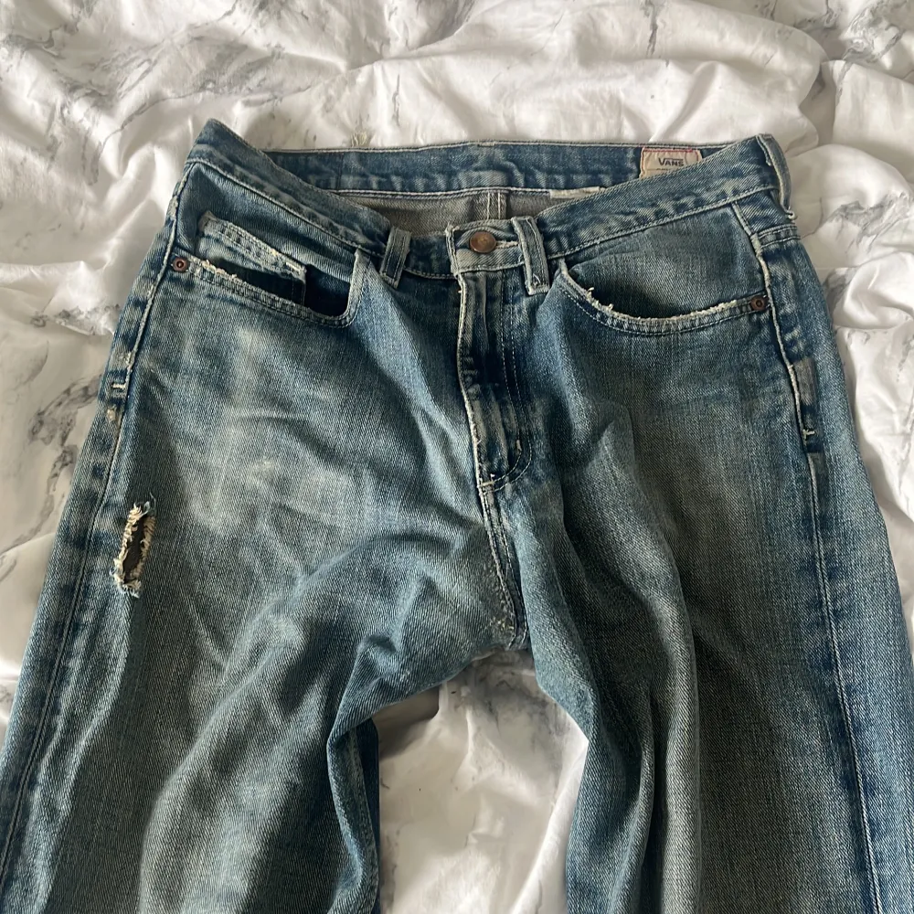 Vans jeans som tyvärr är extremt slitna vid benen men går att klippa bort. Helt raka i benen, inte lågmidjade men vilar på höftbenen för mig i midjan, skulle kunna passa S/M ⭐️ Är 170 och de är väldigt långa.. Jeans & Byxor.