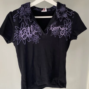 Fin topp  - ⚠️kolla min profil, jag har både 3 för 2 och skickar ett av de plaggen som ligger under ”gratis” om man köper ngt av mig⚠️så fin t-shirt köpt second hand men aldrig använt själv🫶🏻70kr