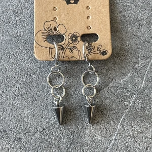 Örhängen  - Klicka inte på köp nu<3 Dm för att köpa, 79kr styck eller 139kr/par, dm vid eventuella frågor~