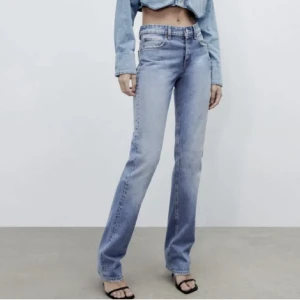 Straight jeans zara - säljer mina blåa straight jeans ifrån zara eftersom jag inte får dom till någon användning längre💗 har använt bara ett par få gånger och allt e bra skick, bilder kan skickas privat‼️