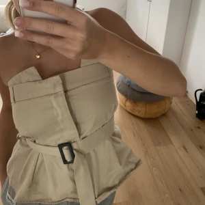 Finare fest topp  - Säljer denna Zara topp som jag köpte i London i början av året. Har bara använt den några enstaka gånger, så den har inga defekter. Väldigt fin, men för liten för mig (över bysten).