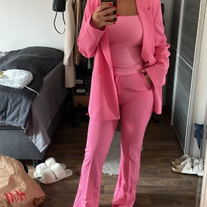 Rosa kostym set - Rosa set från H&M, har endast använt 1 gång kommer inte till användning längre tyvärr. Allt kan köpas enskilt också. Kostym i xs. Byxor i s. Top i xs.