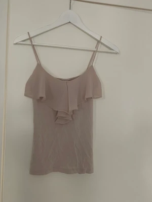 Linne med volanger  - Super sött linne med volanger i storlek 34/ XS men passar även storlek S