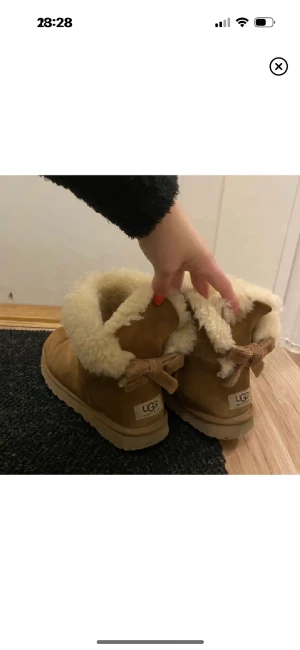 Uggs - Sötaste uggsen med rosett bak, köpta för över 2000kr. I använd skick, lite missfärgade av vatten men inte så farligt. Syns på bilderna 🤎 Strl 38