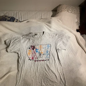 Graphic tee - Rolig grå tshirt med samma tryck fram och bak! Aldrig använd men klpt second hand. Inga defekter