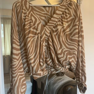 Blus från Ginatricot - Fin blus med vida armar. Skick: som ny, säljes pga passar inte. Storlek M men upplevs som S Skriv vid funderingar 😊