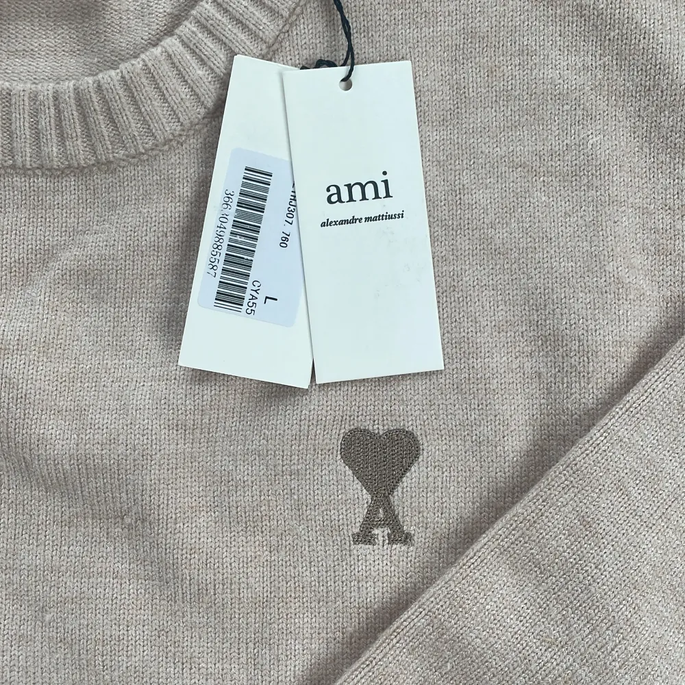 Intressekoll på min Ami Paris tröja! Inga defekter med taggen kvar, använda en gång ☺️Säljer vid bra pris! Nypris: ~3800kr  ⚠️Tryck inte på köp nu⚠️. Hoodies.