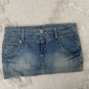 Jeanskjol - Så snygg jeanskjol från Replay som tyvärr är förstor för mig. Midjemått (mätt rakt över): 42 cm. Bra skick!