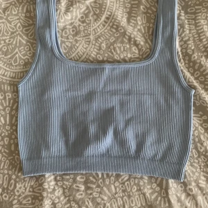 Blått ribbat linne Zara - Blått ribbat linne från Zara. Inte använd särskilt mycket, storlek S. Så mjuk och bekväm!