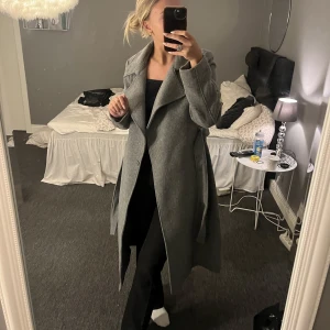 Grå kappa - Grå kappa från H&M. Säljer pga används ej. Väldigt bra skick som ny💕