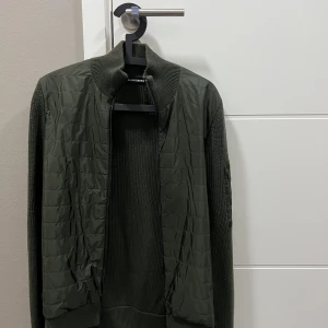 J.lindeberg jacka - Tjena, säljer nu en eftertraktad cardigan från j.lindeberg som är sparsamt använd, storleken är S och den Köptes här från plick, den är i gott skick och har inga skador alls! Vill få den såld och skickar där med en bonus till köparen!  Nypris: 3200kr