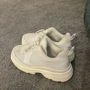 Sneakers  - Vita sneakers från H&M. Något högre sula. Lite använda så har litet märke fram, annars fint skick! Storlek 37. 