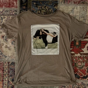 Limitato t-shirt - Säljer denna tröja från märket Limitato i storlek medium. Tröjan har varit väl älskad och använts flitigt men har fortfarande mycket kvar att ge. Perfekt för dig som uppskattar märket och vill göra ett budgetvänligt fynd.