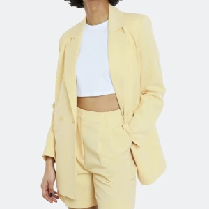 Blazer - Gul blazer från bikbok, oanvänd🙌 skriv för fler bilder på den!💛xs men sitter som xs-m