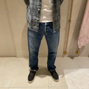 Levi’s jeans vintage modellen är 185 och väger 70kg