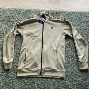 Cruyff barcelona kofta - Oanvänd barcelona (Johan cruyff) kofta kostar 949kr men säljes för mycket billigare!