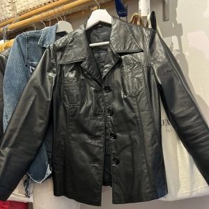 Skinnkavaj - Superfin skinnkavaj köpt på Sellpy i mycket bra skick! Jag ångrar nu att jag behöll den eftersom den satt lite för tajt på mig. Det står att det är en storlek 40 enligt Sellpy men jag tycker mer det är en S. Jag är 171 och brukar ha m