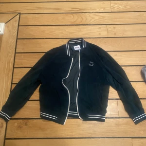 Zara zip tröja  - Zara zip tröja. Nypris 400 