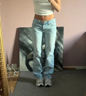 Lowrise jeans - Ett par skitsnygga lågmidjade byxor som jag köpte förra året men nästan aldrig använt. Det finns en slight märke från någon penna på högra benet som knappt syns men måste ändå säga i förväg 🫶 Jag är 160 för referens.