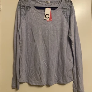 Oanvänd blus  -  Helt nytt blus 👉Storlek: L 👉Pris: 250:- 👉Lappen kvar 🌱Rökfritt finns kanariefågel hemma