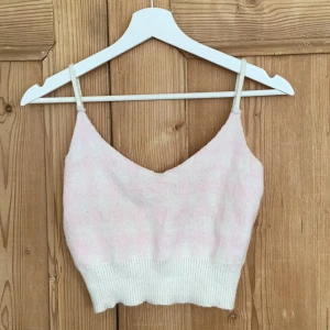 Sött finstickat linne - Finstickat croppat linne, vitt med svaga rosa rutor. 