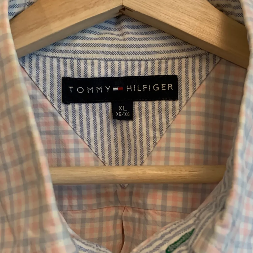Tommy Hilfiger skjorta i utmärkt skick. Skicka dm vid frågor :). Skjortor.