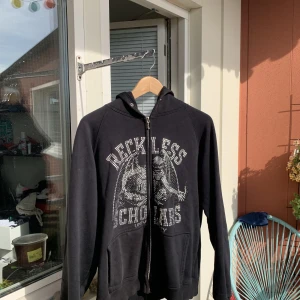 Reckless Scholars hoodie - Reckless Scholars hoodie svart Storlek M men sitter lite oversized Använd varsamt så den är bra skick