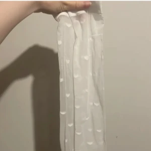 Knästrumpor  - Vita nylonstrumpor med små hjärtan på. Frakt tillkommer på 17 kr. 🤍