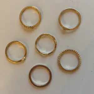 Säljer ett pack med 6dt guldiga ringar för endast 30kr plus frkat! (Ej riktigt guld) är tyvärr inte söker på storlek men skulle gissa på 18/19 Kanskw 