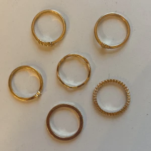 Ringar  - Säljer ett pack med 6dt guldiga ringar för endast 30kr plus frkat! (Ej riktigt guld) är tyvärr inte söker på storlek men skulle gissa på 18/19 Kanskw 