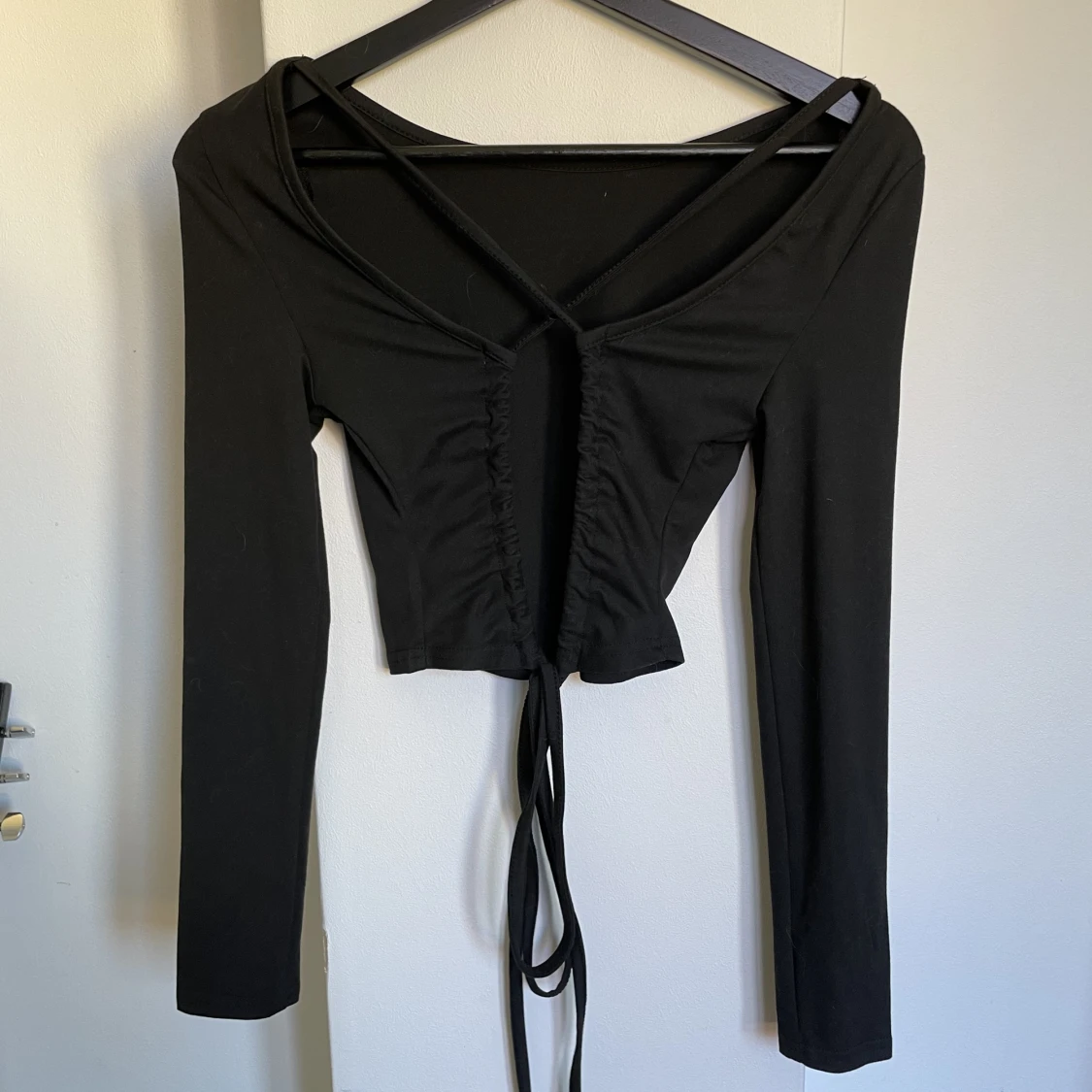 Svart långärmad med öppen rygg - 90